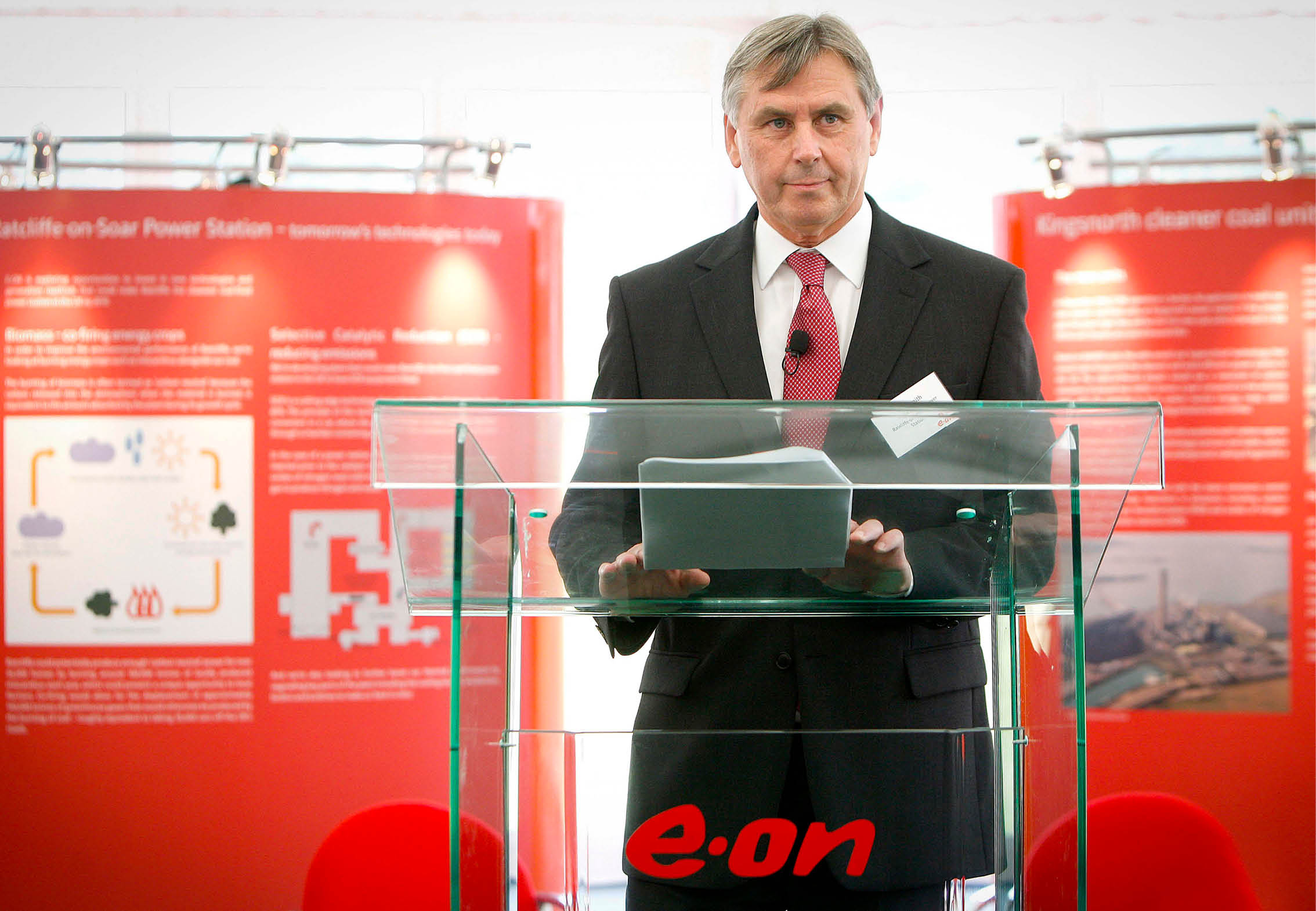 (Photoshoot 0907-059) VIP day at Ratcliffe Power Station to mark 40 years of generation at the station. Pictured speech by Ray Smith